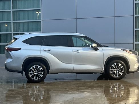 Used 2024 Toyota Highlander XLE image 3