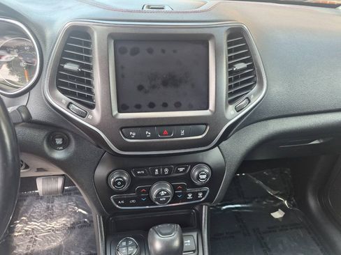 Used 2019 Jeep Cherokee Trailhawk AWD/4WD image 13
