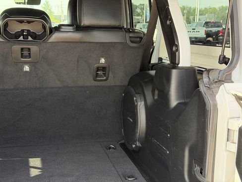 Used 2022 Jeep Wrangler Unlimited Sahara AWD/4WD image 33