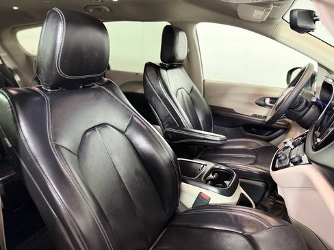 Used 2023 Chrysler Pacifica Touring-L FWD image 24