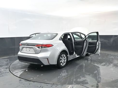 Used 2025 Toyota Corolla LE image 33