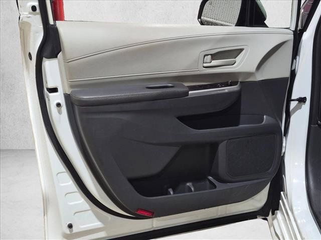 Used 2022 Toyota Sienna LE w/ LE Plus Package FWD image 4