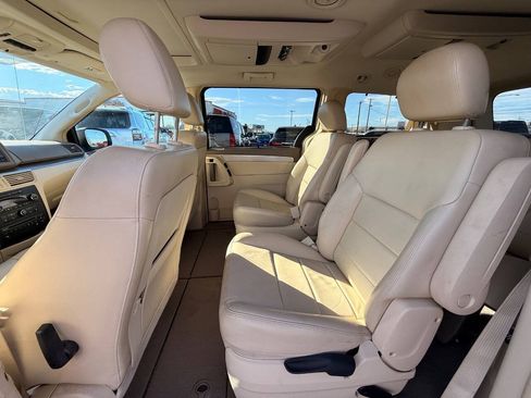 Used 2009 Volkswagen Routan SEL FWD image 11