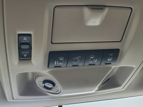Used 2014 Chrysler Town & Country Limited w/ Luxury Group FWD image 25