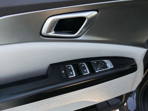 Used 2023 Kia Carnival LX image 13