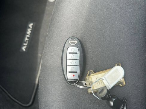 Used 2025 Nissan Altima 2.5 SV FWD image 18