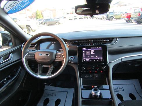 Used 2024 Jeep Grand Cherokee Altitude AWD/4WD image 18