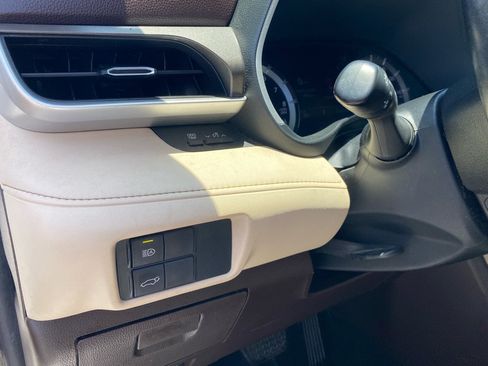 Used 2020 Toyota Highlander XLE FWD image 40