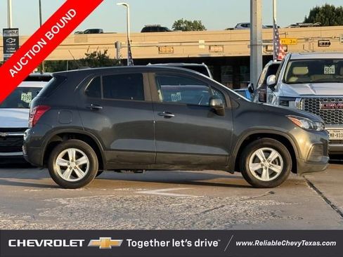 Used 2020 Chevrolet Trax LS w/ Tint and Cruise Package FWD image 5