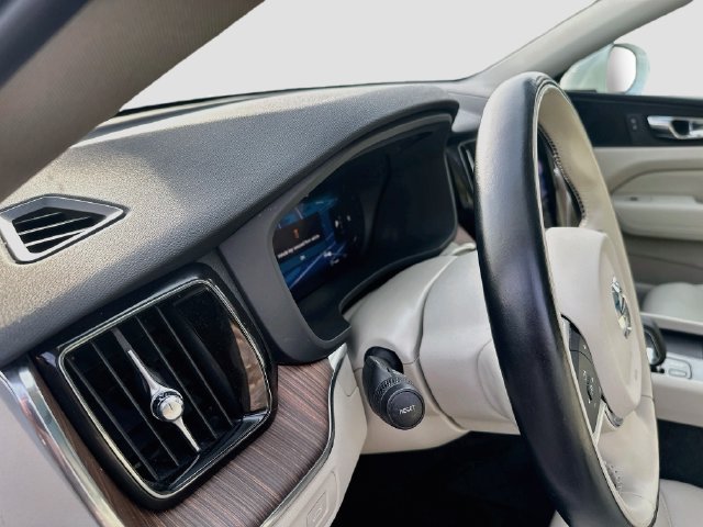 Used 2022 Volvo XC60 B5 Momentum AWD/4WD image 9