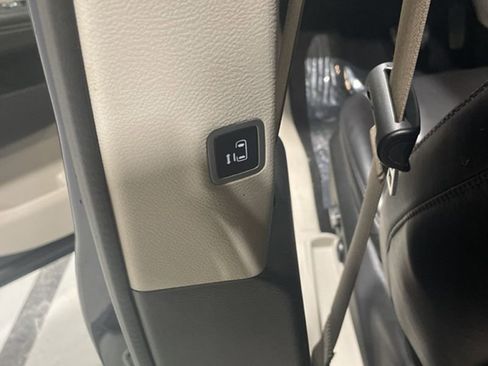 Used 2023 Chrysler Pacifica Touring-L w/ Uconnect Theater Family Group image 18