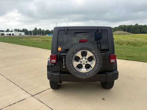 Used 2017 Jeep Wrangler Unlimited Sahara AWD/4WD image 5
