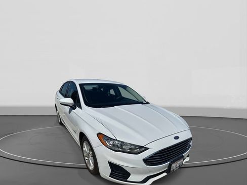 Used 2019 Ford Fusion SE image 2