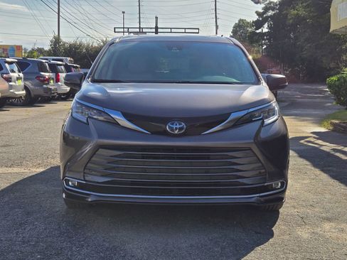 Used 2021 Toyota Sienna Limited image 3