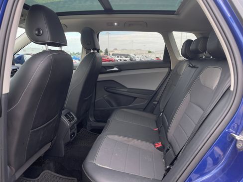 Used 2022 Volkswagen Taos SE w/ Panoramic Sunroof Package FWD image 15