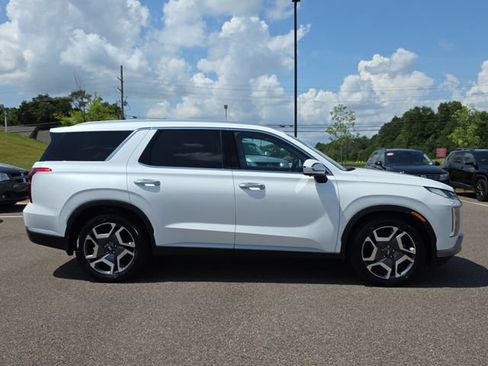 Used 2023 Hyundai Palisade SEL FWD image 2