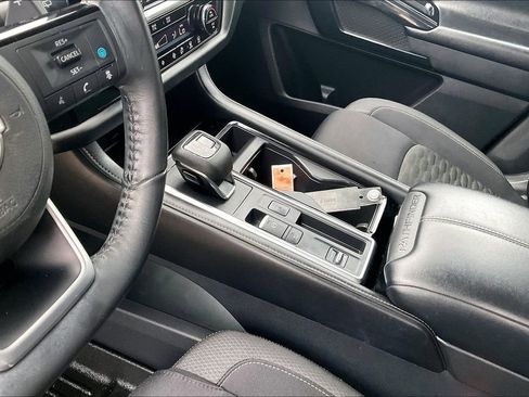 Used 2022 Nissan Pathfinder SV image 16