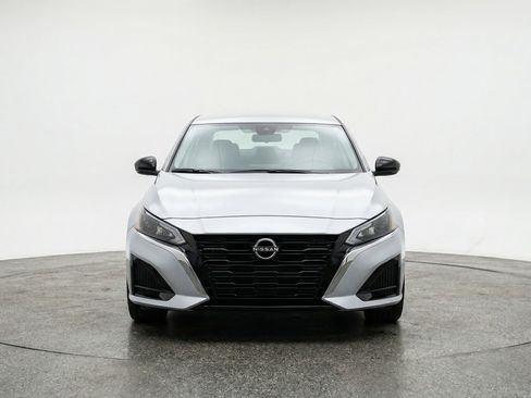 Used 2025 Nissan Altima 2.5 SV FWD image 2