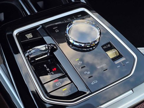 Used 2025 BMW 750e xDrive w/ Executive Package image 29