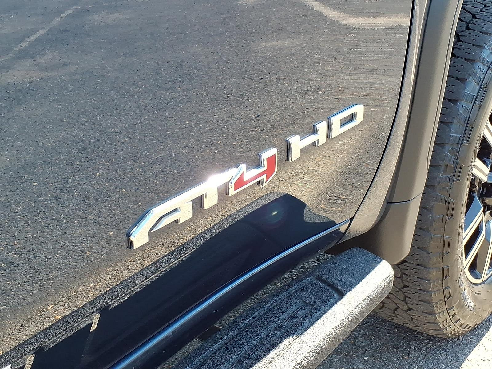 Used 2022 GMC Sierra 2500 AT4 w/ AT4 Preferred Package AWD/4WD image 8