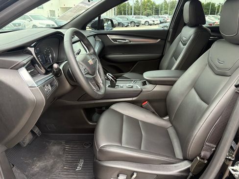 Used 2025 Cadillac XT5 Luxury w/ LPO, Floor Liner Package FWD image 10