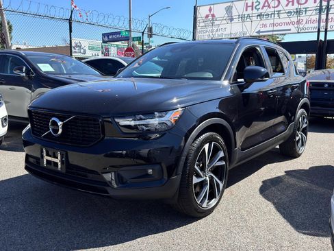 Used 2021 Volvo XC40 T5 R-Design w/ Climate Package image 1