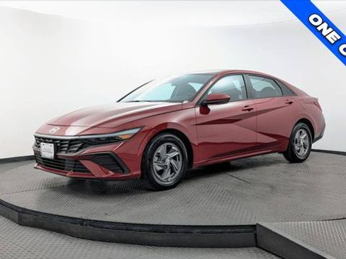 Used 2025 Hyundai Elantra SE w/ Cargo Package FWD image 2