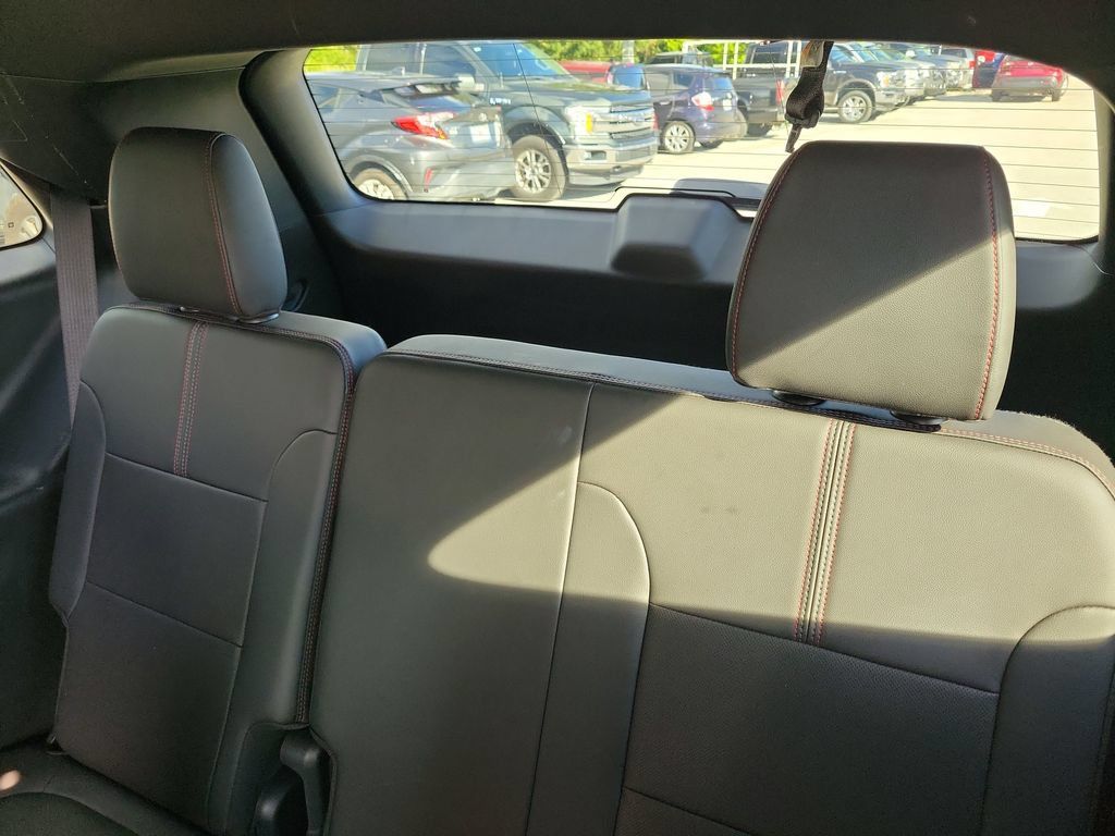 Used 2023 Chevrolet Traverse RS FWD image 24