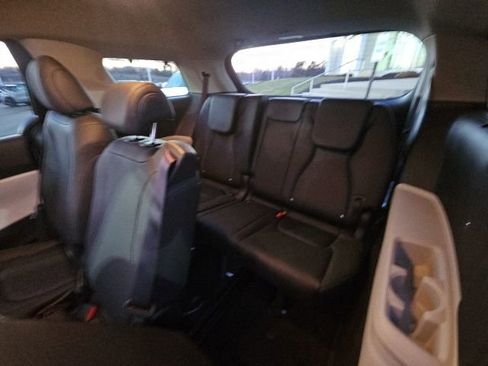 Used 2023 Kia Carnival EX image 13