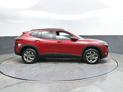 Used 2025 Chevrolet Trax LT FWD image 12