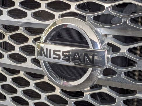 Used 2019 Nissan Titan SV w/ SV Convenience Package image 11