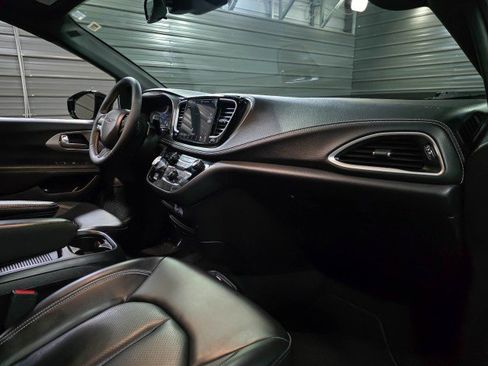 Used 2024 Chrysler Pacifica Limited FWD image 11