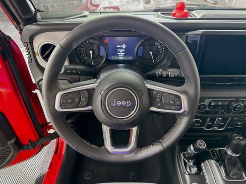 Used 2025 Jeep Wrangler Unlimited Sahara AWD/4WD image 14