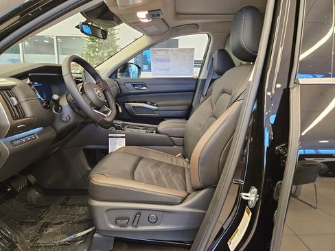 New 2025 Nissan Pathfinder Platinum AWD/4WD image 13