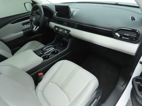 Used 2023 Honda Pilot Touring image 18