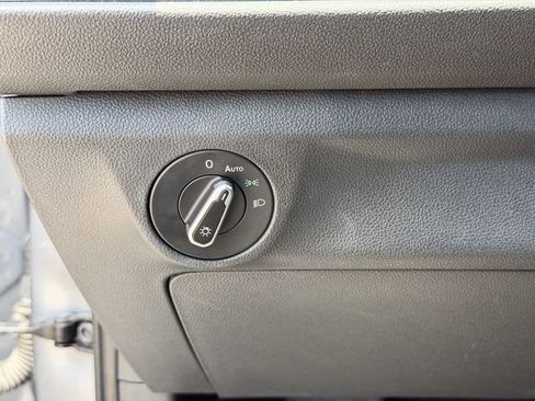 Used 2024 Volkswagen Jetta SE FWD image 8