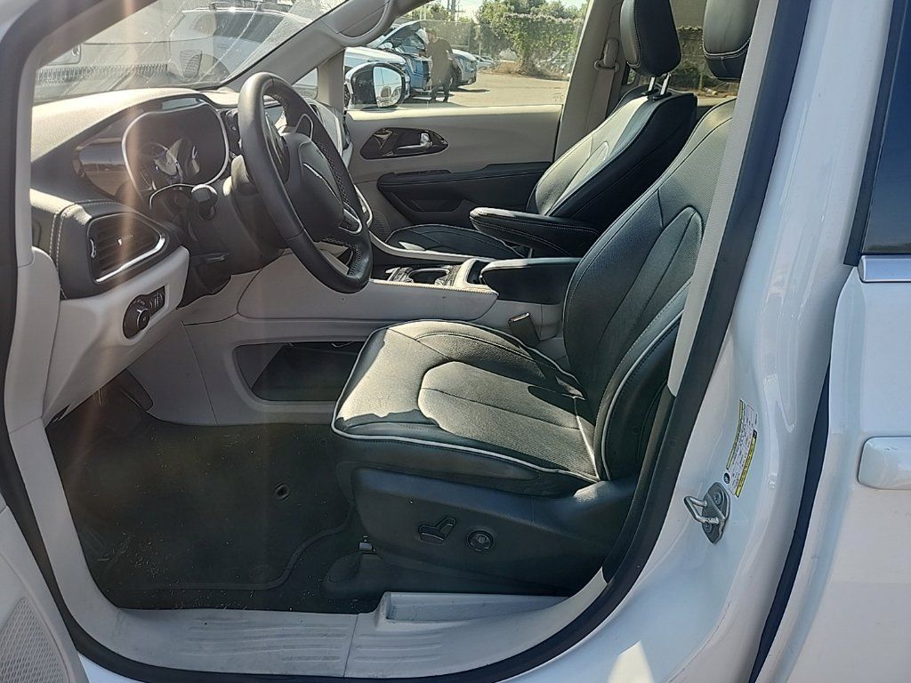 Used 2023 Chrysler Pacifica Limited FWD image 18