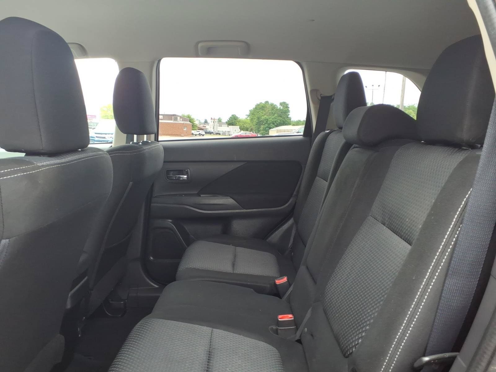 Used 2017 Mitsubishi Outlander SE AWD/4WD image 8