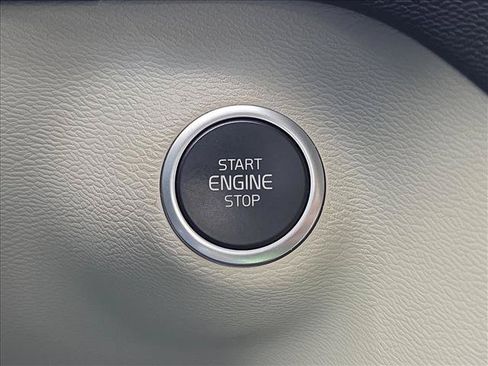 Used 2021 Volvo XC40 T4 Momentum FWD image 17