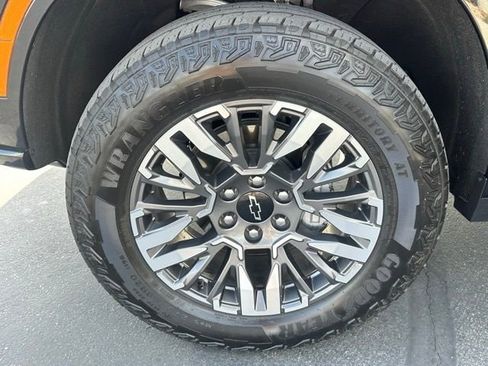 Certified 2025 Chevrolet Suburban Z71 AWD/4WD image 32