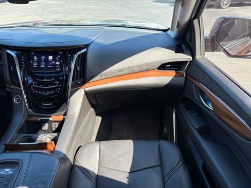 Used 2016 Cadillac Escalade Luxury image 24