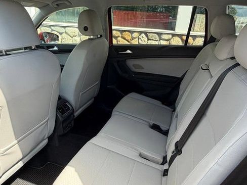 Used 2018 Volkswagen Tiguan SE AWD/4WD image 29