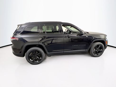 Used 2023 Jeep Grand Cherokee Altitude AWD/4WD image 4