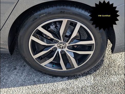 Certified 2025 Volkswagen Jetta SE w/ Sunroof Package image 22