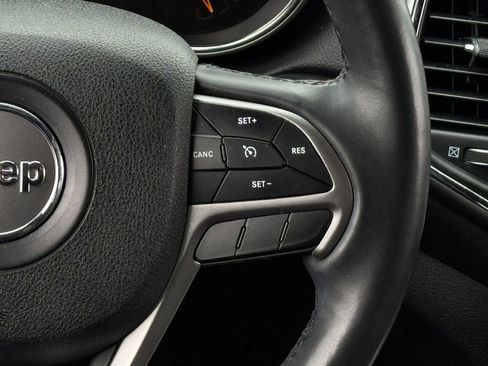 Used 2018 Jeep Grand Cherokee Altitude RWD image 14