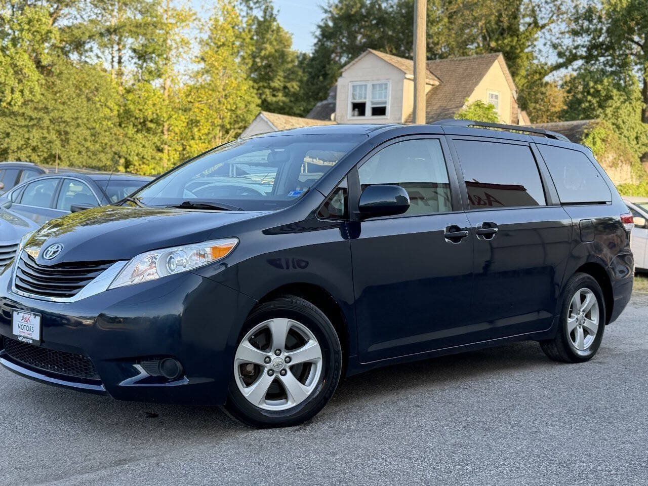 Used 2011 Toyota Sienna LE w/ Towing Pkg FWD image 2