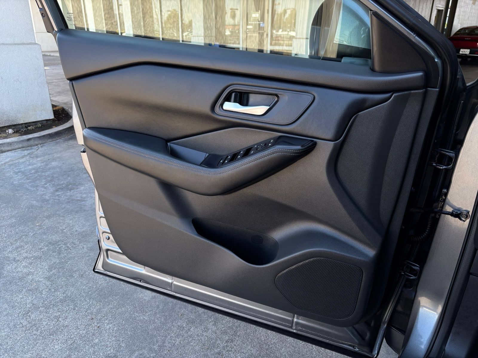 Used 2025 Nissan Rogue SV FWD image 18