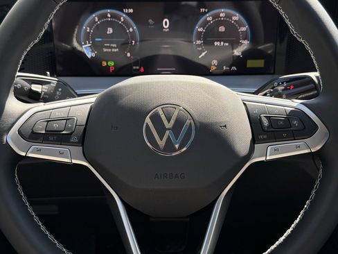 New 2025 Volkswagen Tiguan SE image 28