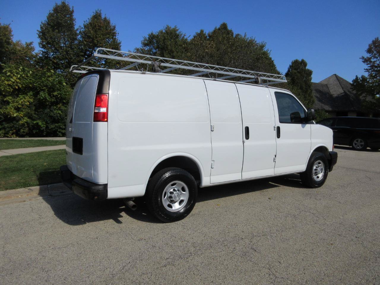 Used 2017 Chevrolet Express 3500 RWD image 9