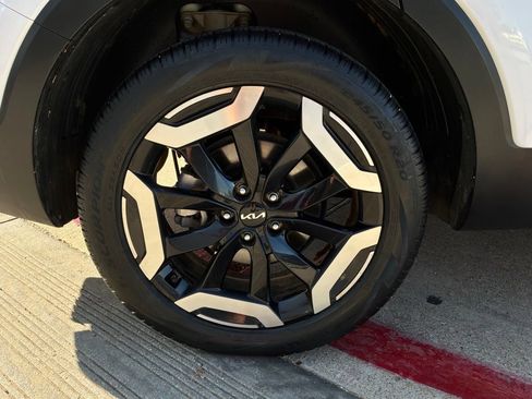 Used 2024 Kia Telluride EX w/ EX Captain's Chair Package FWD image 9
